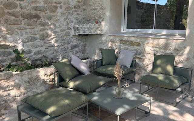 Maison Troglodyte du Jas, in the heart of Provence, at the foot of the 