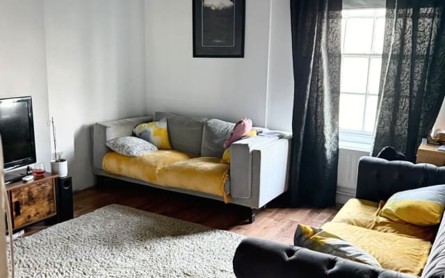 Your London Home Away From Home: Comfortable Double in Clapham South.