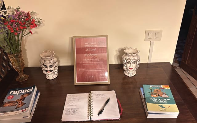 Le Leonardo offre une vue sur les montagnes et les jardins.