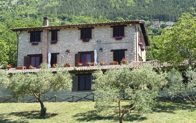Le Leonardo offre une vue sur les montagnes et les jardins.