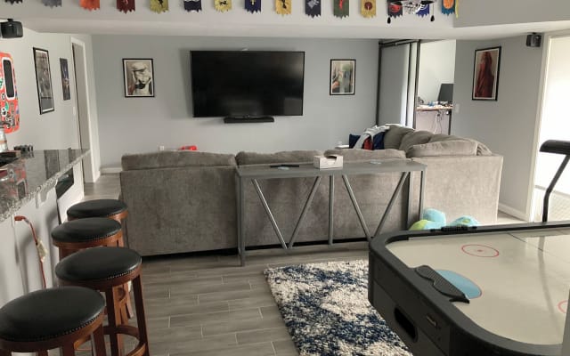 Lovely rooms close to KC with home pool access & bar amenities (BYOB)
