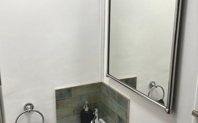 Anuncio de Jonathon en misterb&b - Downstairs toilet.