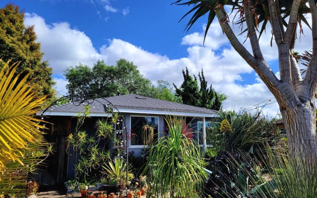 Habitación privada y confortable con vistas al jardín trasero
