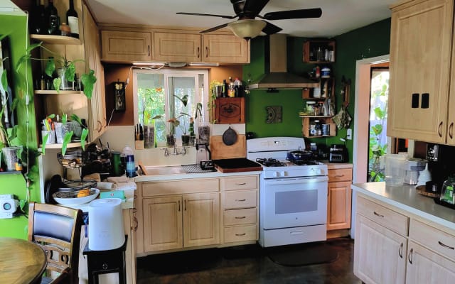 Habitación privada y confortable con vistas al jardín trasero