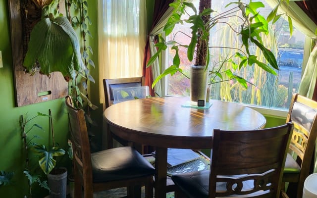 Habitación privada y confortable con vistas al jardín trasero