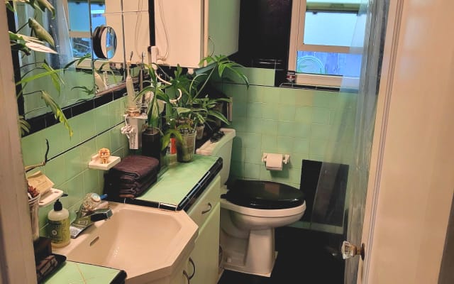 Js Inserat auf misterb&b - We love the original tile in our bathroom!