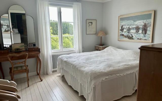 Calm rooms in an old school, with a beautiful pool. - Picture 4