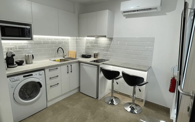 Studio central à côté du métro