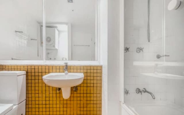 New York style warehouse conversion open living space in Chippendale  - Picture 9