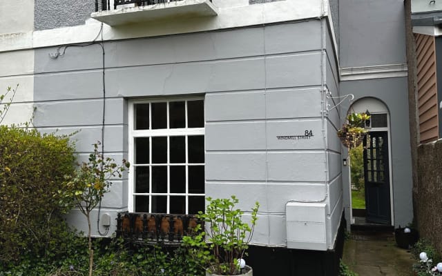 Couple sympathique possédant une maison de ville édouardienne au cœur...