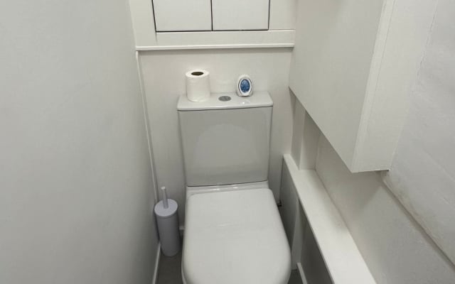 Anuncio de Jonathon en misterb&b - Downstairs toilet.