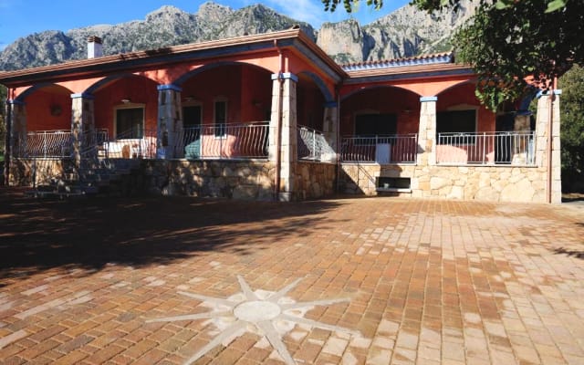 Villa with stunning views to the mountains 5km from the beach
