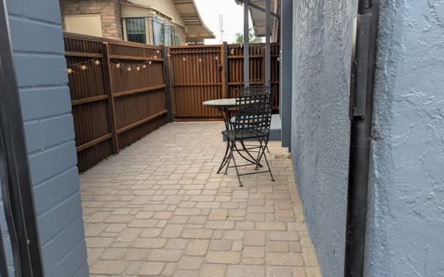 Annonce de Tim sur misterb&b - Patio at entrance to the studio