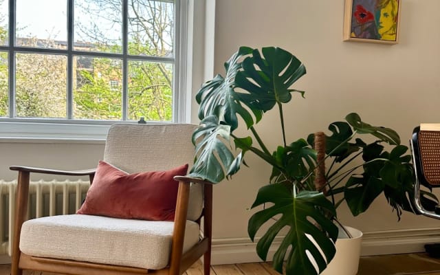 Light, bright double bedroom in charming neighbourhood
