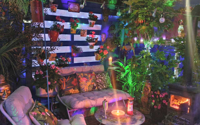 L'annuncio di Howard su misterb&b - Muro di Lughting nel cortile spagnolo.