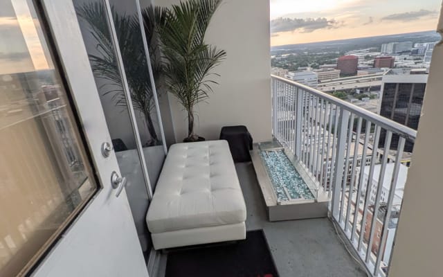 Luxury Skyrise Penthouse 2b/2ba in Heart of Downtown