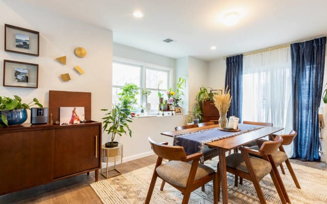 Ropa opcional: Habitación acogedora cerca de la playa y del transbordador...