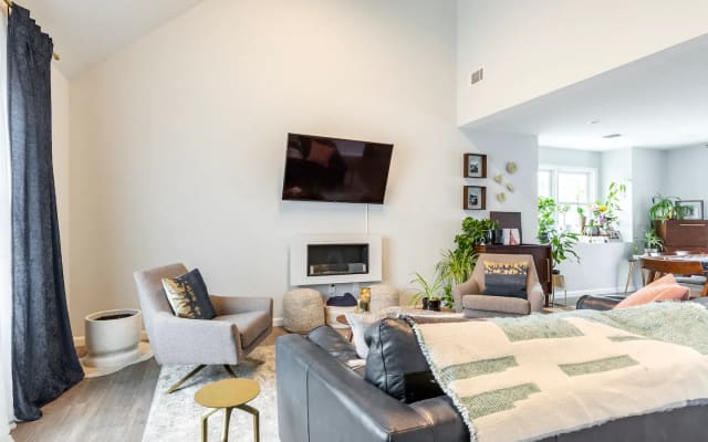 Ropa opcional: Habitación acogedora cerca de la playa y del transbordador...