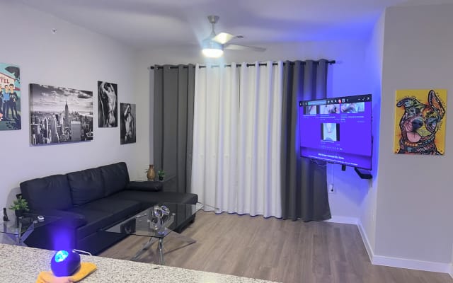 10 minutes to downtown, 5 minutes to airport. Brand new complex!