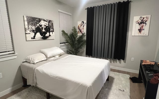 10 minutes to downtown, 5 minutes to airport. Brand new complex!