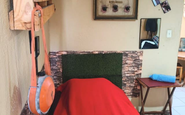 10 a15 min del aeropuerto y del consulado. 2piso habitación