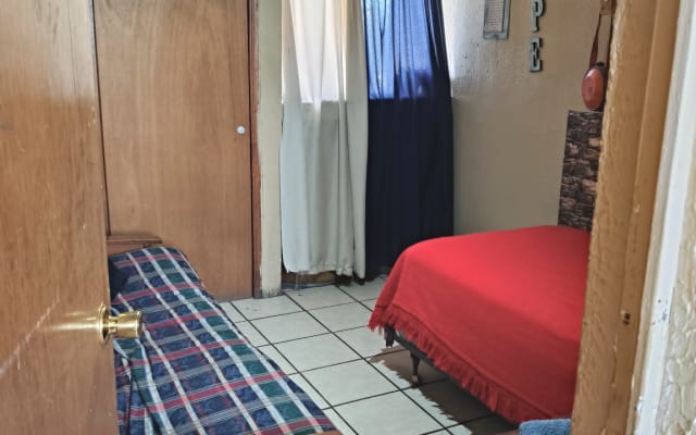 10 a15 min del aeropuerto y del consulado. 2piso habitación