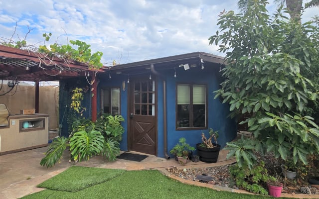 Une casita pour se détendre dans une maison amusante, geek et sans vête