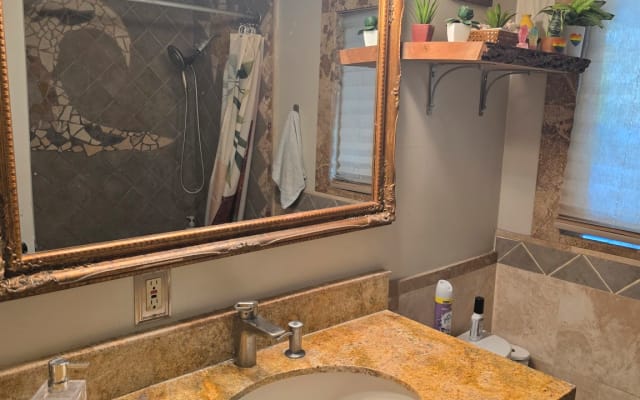 Une casita pour se détendre dans une maison amusante, geek et sans vête