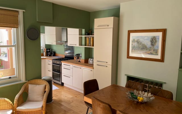 Private bedroom in Edwardian terraced house close to town - Picture 4