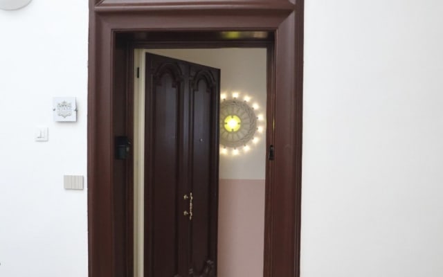 Large central bright quiet with veranda (entire accommodation)