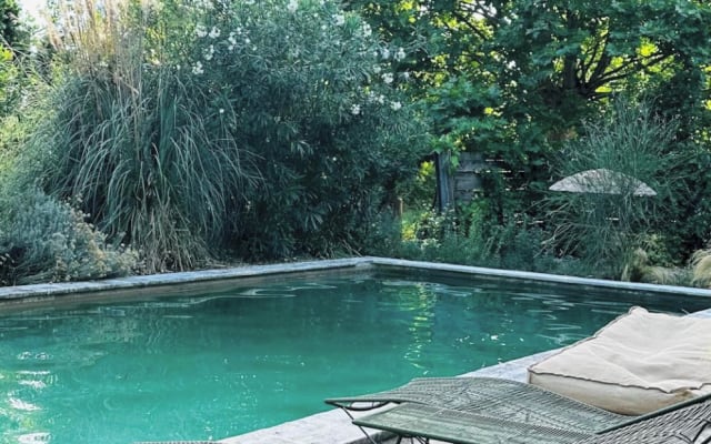 Monolocale indipendente in un mazet con piscina nella Camargue.