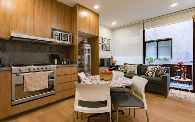 Bel appartement, au cœur de la scène gay,