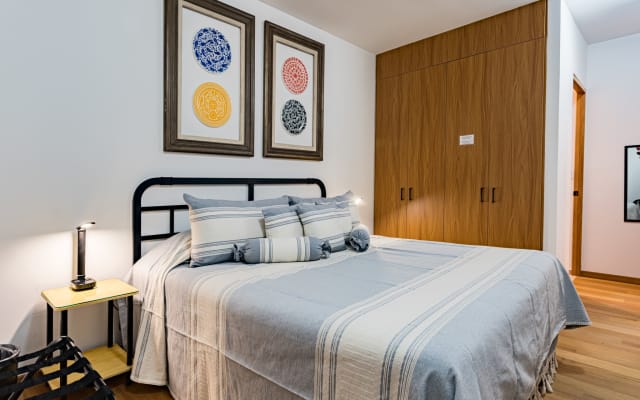 Bel appartement, au cœur de la scène gay,