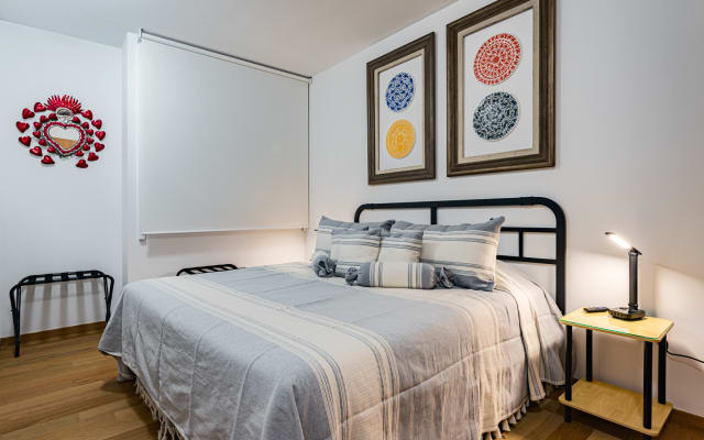 Bel appartement, au cœur de la scène gay,