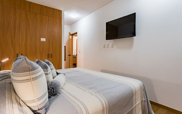 Bel appartement, au cœur de la scène gay,