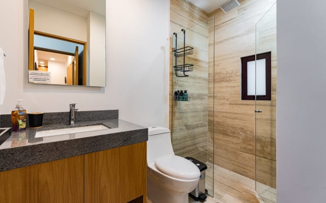 Bel appartement, au cœur de la scène gay,