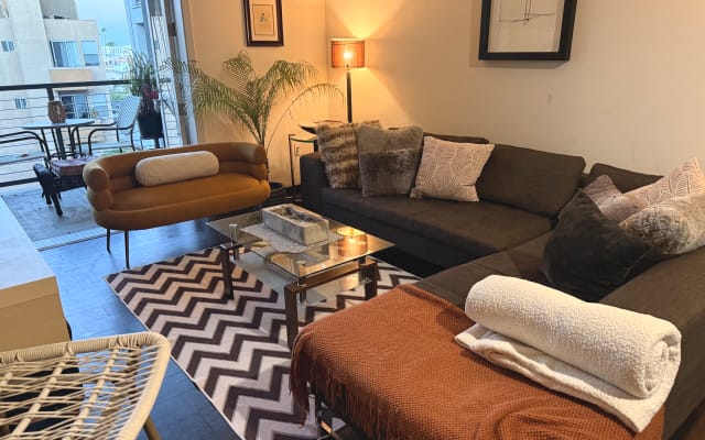Modern Muse | Luxe Hollywood Poolside Balcony Apartment  - Picture 16