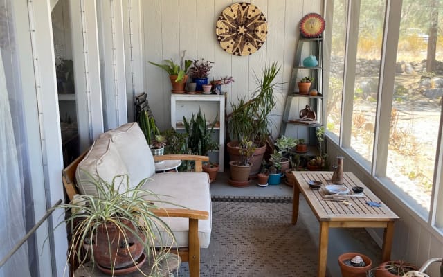 Carl's listing on misterb&b - Front patio: great for morning coffee.