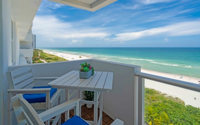Disfrute de impresionantes vistas al mar desde este apartamento...