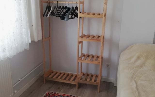 Una habitación sencilla, tranquila y relajante en un apartamento...