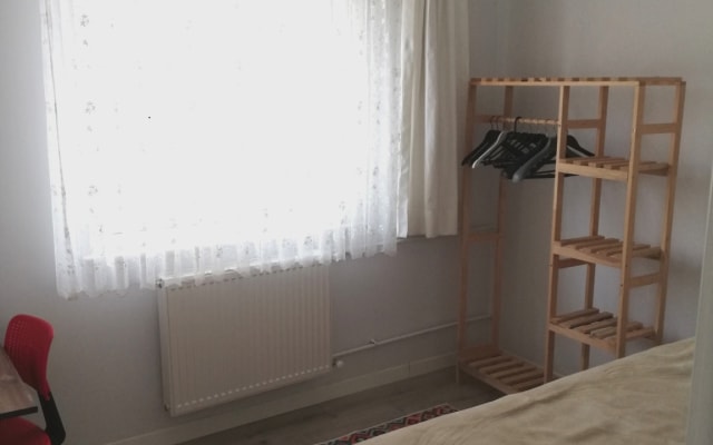 Una habitación sencilla, tranquila y relajante en un apartamento...