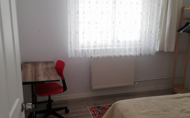 Una habitación sencilla, tranquila y relajante en un apartamento...