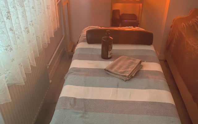 Una habitación sencilla, tranquila y relajante en un apartamento...