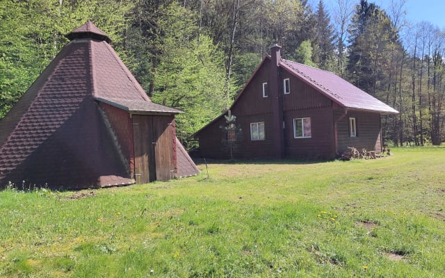 Zimmer in netzunabhängiger Hütte im Bergwald