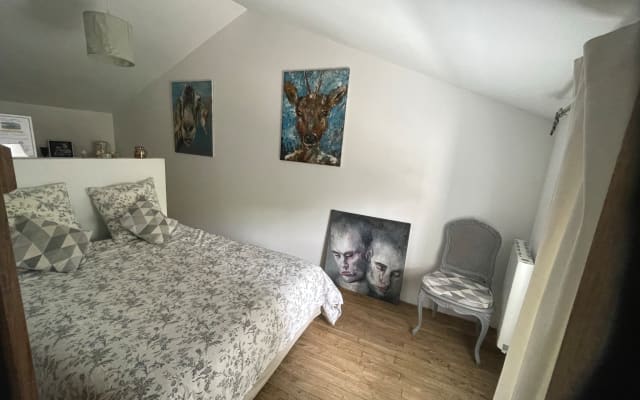 Quarto tranquilo numa casa de campo