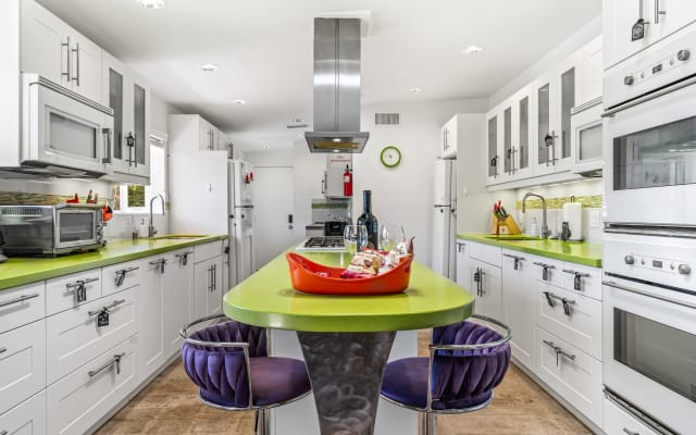 Jeffrey's listing on misterb&b - Massive Kitchen: Two Ovens, Three Microwaves, Three Ovens, Two Dishwashers. 