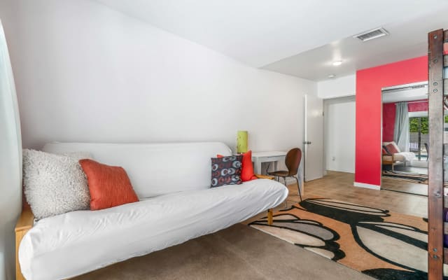 Jeffrey's listing on misterb&b - Middle Bedroom, Futon opens into Queen Bed.