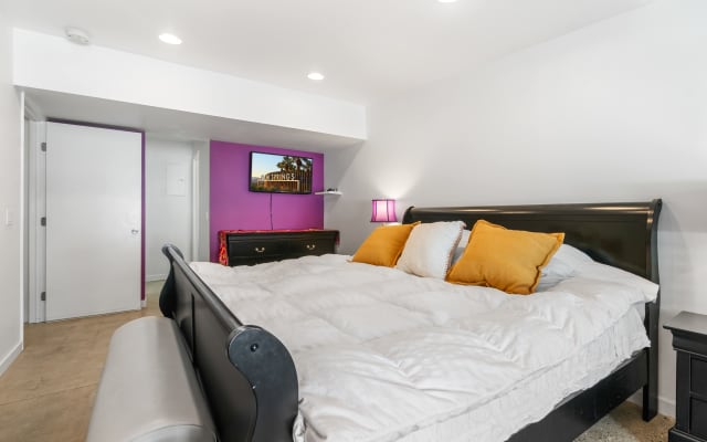 Jeffrey's listing on misterb&b - Bedroom 3. King Bed. 