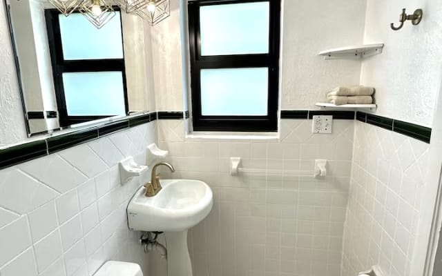 Tropical Flower Oasis In Spanish Villa Home w/Private Gardens - Picture 15