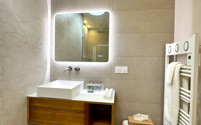 Pascal et Jerome's listing on misterb&b - Salle d’eau et toilettes privatives - Chambre Otoko - Villa Balāo